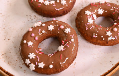 Творожные пончики с глазурью из молочного шоколада