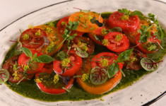 Салат из разноцветных томатов. Жареный адыгейский сыр в гречневых хлопьях