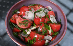 Карп на гриле. Салат из томатов и редиса