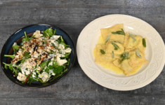 Равиоли с рикоттой и шпинатом. Салат из груши, горгонзолы и грецкого ореха