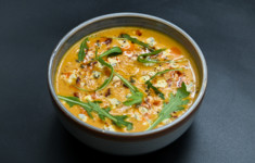 Крем-суп из тыквы с миндалем и пряным маслом